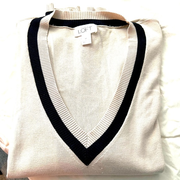 LOFT Sweaters - Loft v-neck sweater